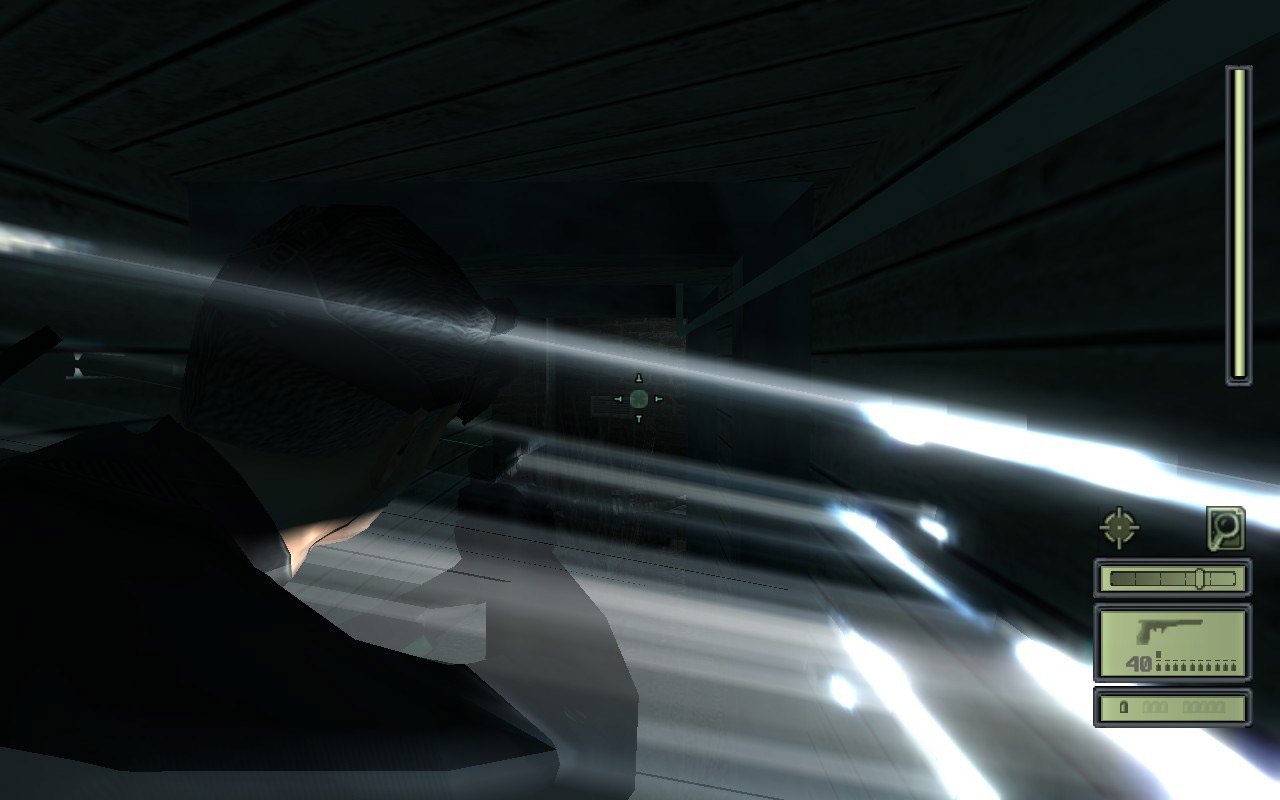 Sam Fisher sneaks past light rays streaming through cracks in the walls.